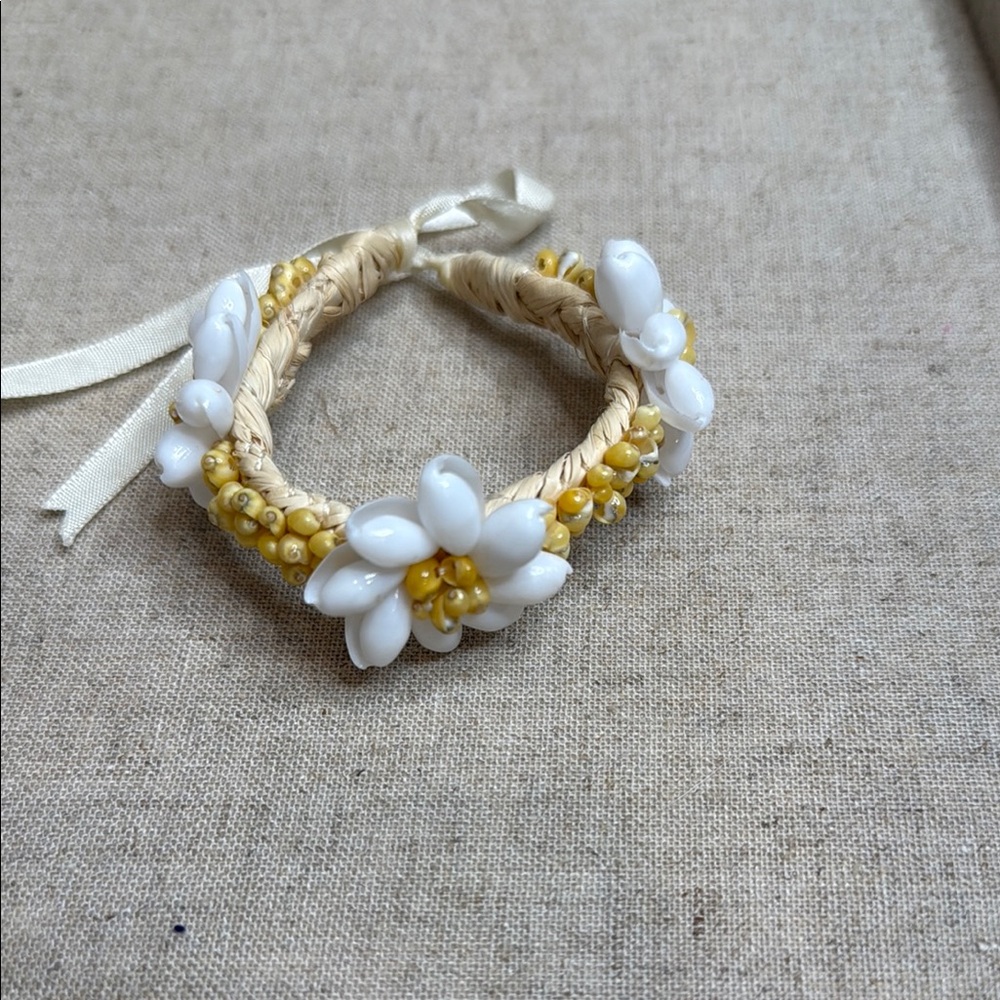 Handmade shell bracelet from Hawaii White and Yellow Floral Beaded Bracelet